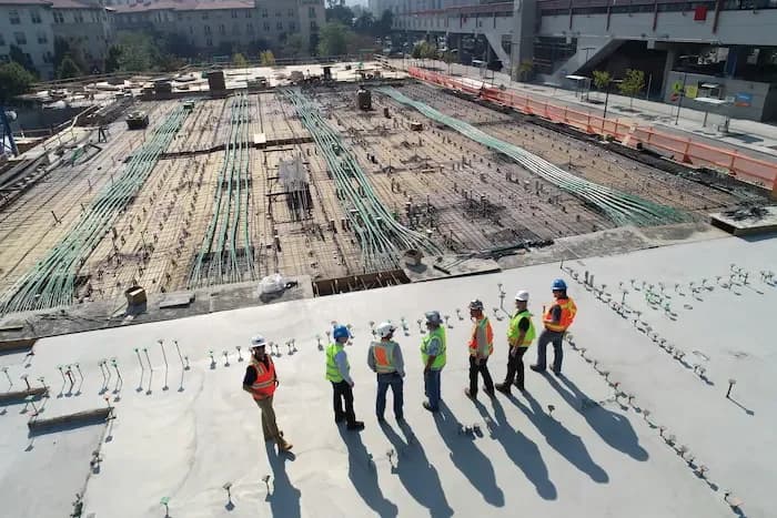 Equipamentos para Obras: Confira os Principais! A foto mostra 07 operários em uma obra de construção civil