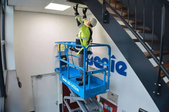 Genie GS 1432m E-Drive NMT: Plataforma Tesoura