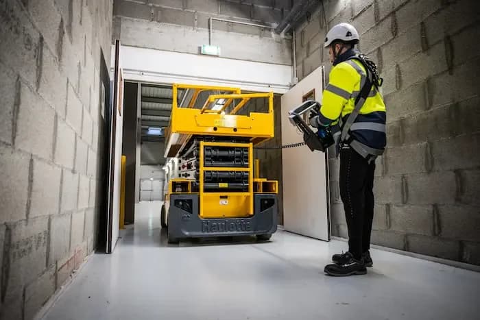 Haulotte Compact 12: Plataforma Tesoura (Sanfonada)