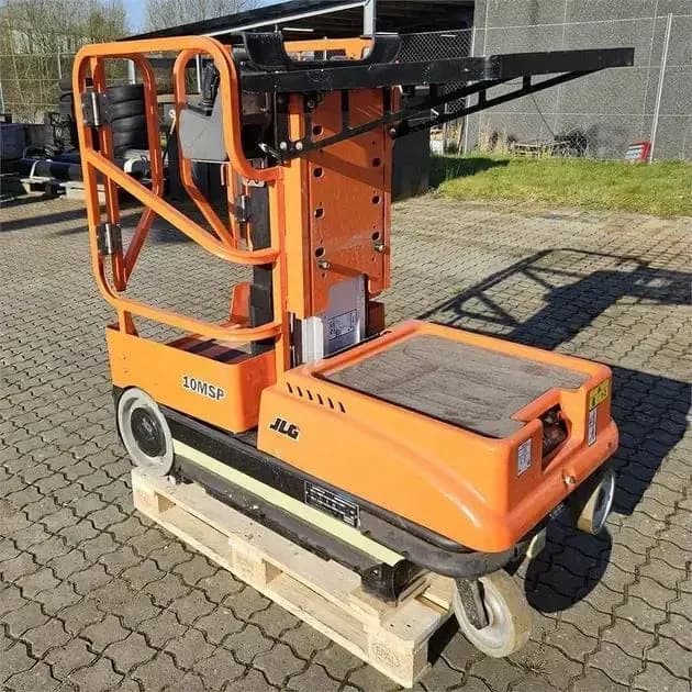 JLG 10MSP: Movimentação rápida para tarefas de estoque e manutenção