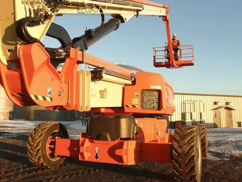 JLG 1250AJP: Maior velocidade e versatilidade para canteiros