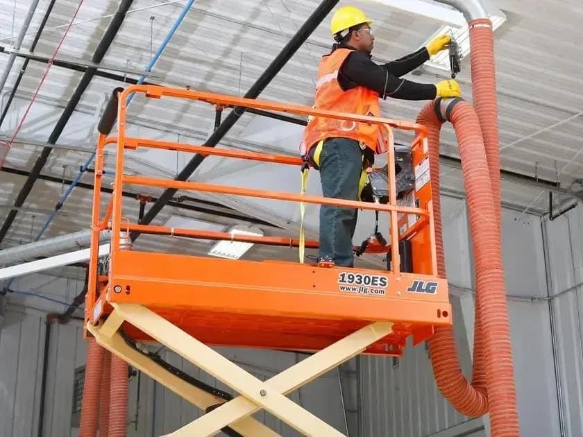 JLG 1930ES: Elevação silenciosa e econômica para ambientes internos
