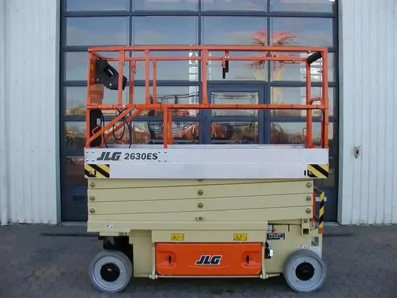 JLG 2630 ES: Compacta com desempenho gigante