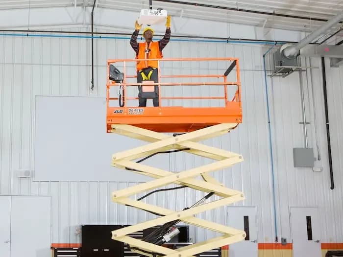 JLG 2646ES NMT: Plataforma Tesoura (Sanfonada)