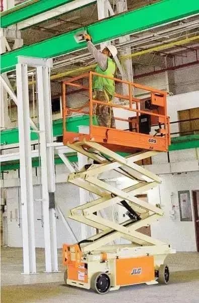 JLG 6RS: Simplifique tarefas de manutenção com esta plataforma compacta