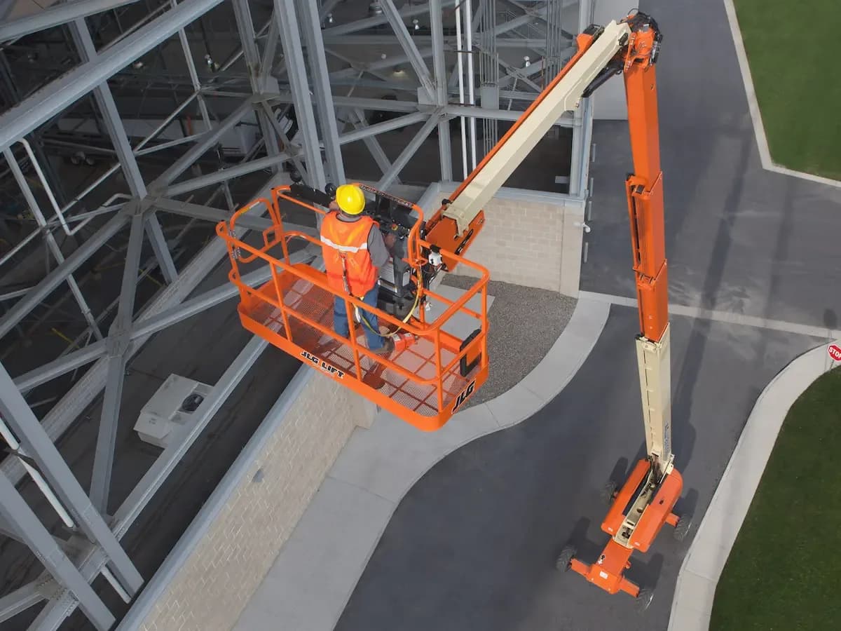 Locação de plataforma elevatória articulada em Barueri/SP