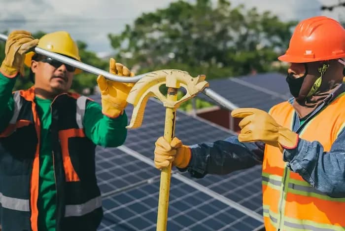 O que é NR-12? Trabalhadores utilizando Equipamentos de proteção