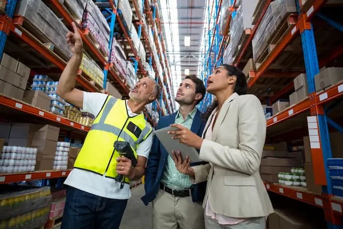 Organização de estoque e o uso de plataformas elevatórias