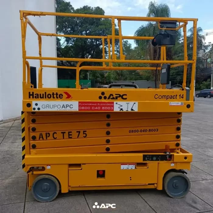 Plataformas Elevatórias Haulotte. A imagem mostra uma plataforma pantográfica (tesoura) da marca, em cores amarelo. A plataformas está vazia, sem operador.