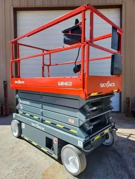 SKYJACK SJIII 4632: Plataforma robusta para trabalhos em altura