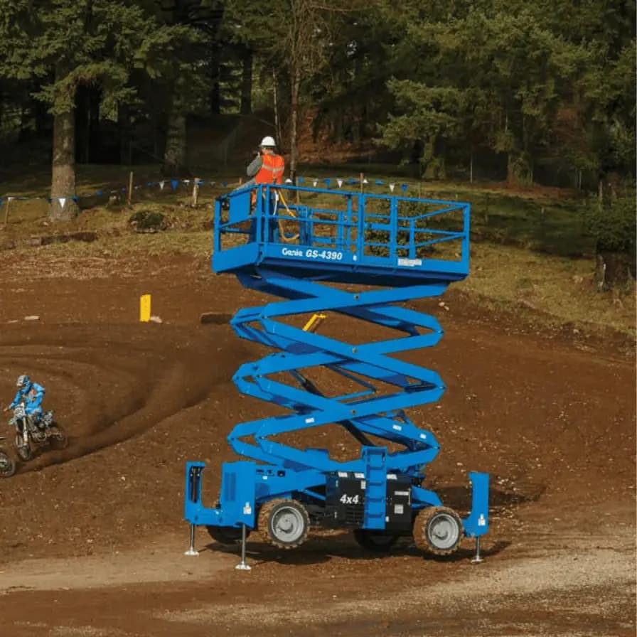 Tesoura diesel 4x4 em terreno acidentado