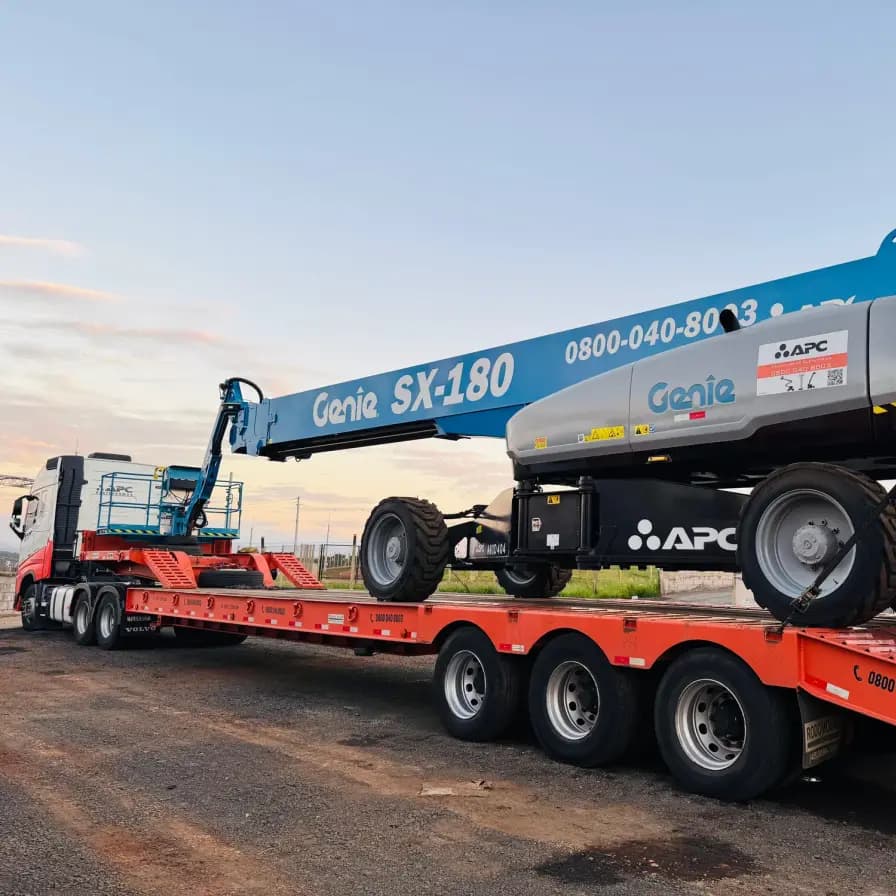 Plataforma Genie SX-180 do Grupo APC carregada na carreta ao entardecer