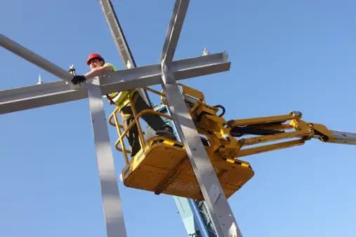 Trabalho em Altura Eletricistas: o Uso de Plataformas Elevatórias