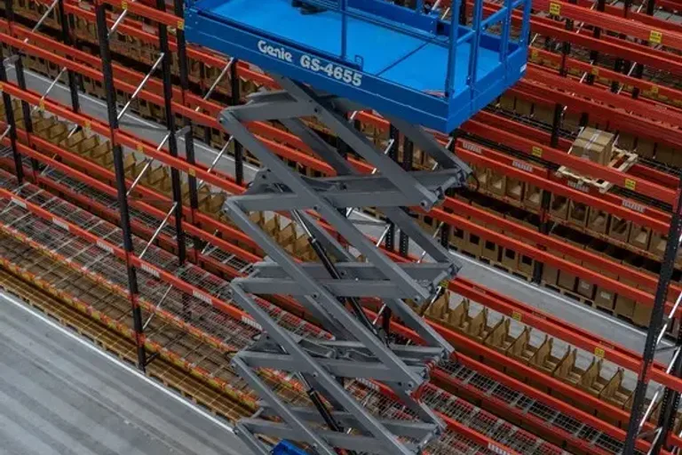Plataformas elevatórias do tipo tesoura para trabalhos em altura