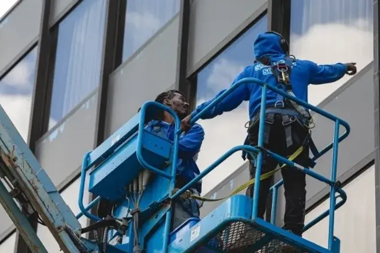 Equipamento para limpeza em altura: como escolher uma PTA