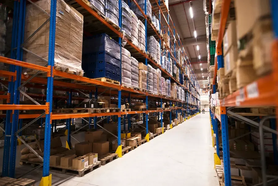 Galpões Logísticos e o Uso de Plataformas Elevatórias