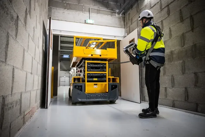 Haulotte Compact 12: Plataforma Tesoura (Sanfonada)