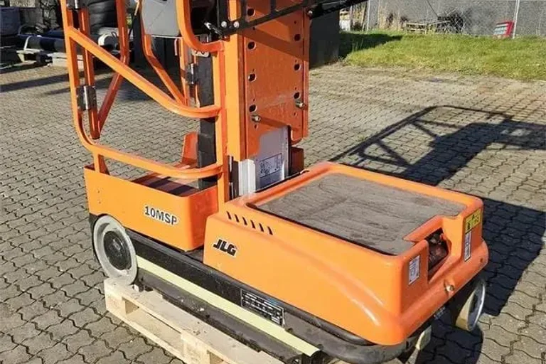 JLG 10MSP: Movimentação rápida para tarefas de estoque e manutenção