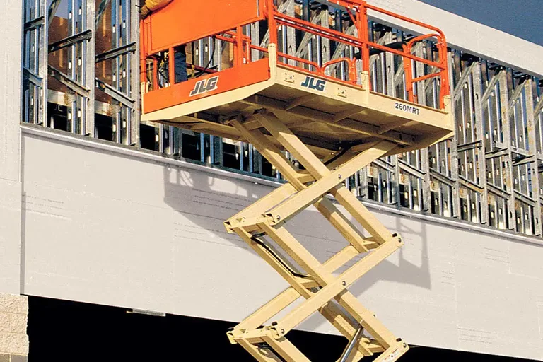 JLG 260: Plataforma Tesoura (Sanfonada)