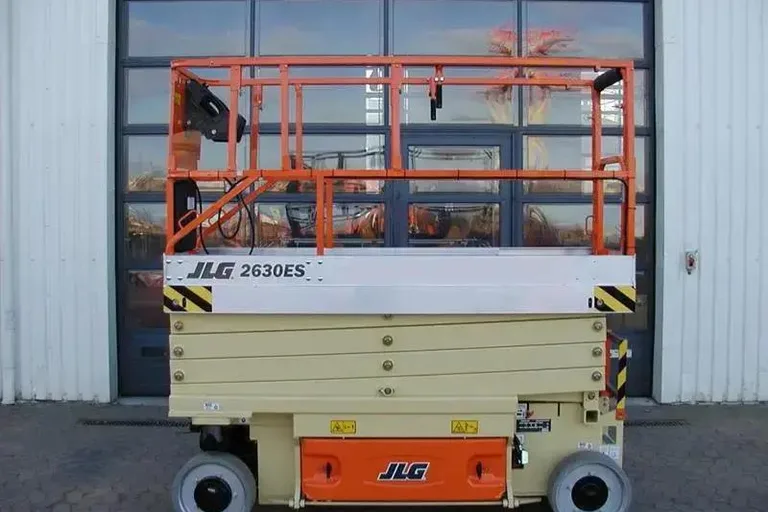 JLG 2630 ES: Compacta com desempenho gigante