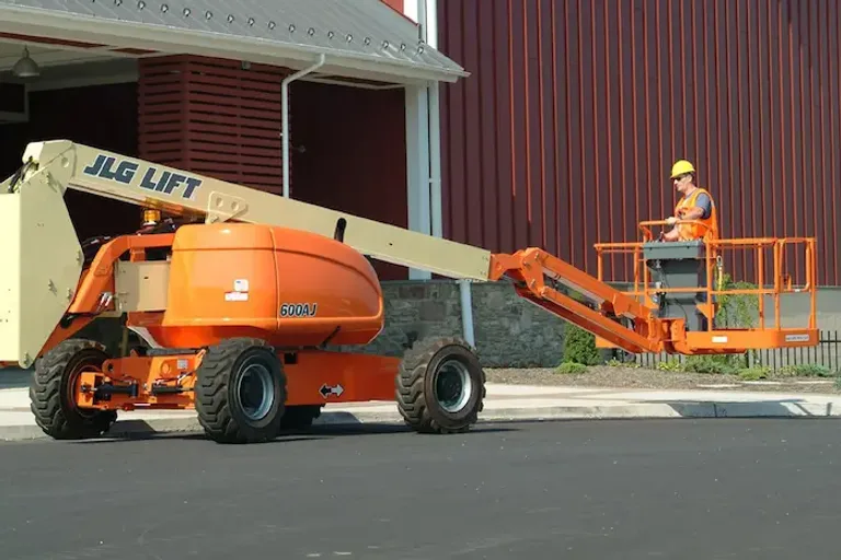 JLG 600AJ 4X4 SKG: PTA Telescópica Diesel