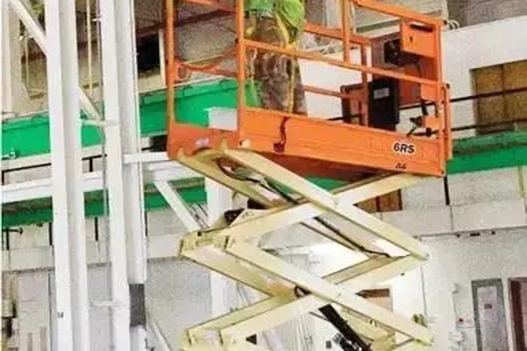 JLG 6RS: Simplifique tarefas de manutenção com esta plataforma compacta