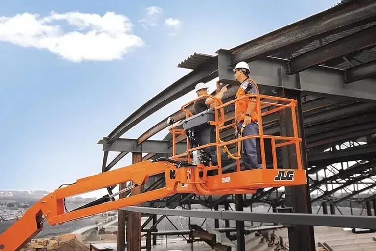 JLG 860SJ: Elevação segura e estável em projetos exigentes
