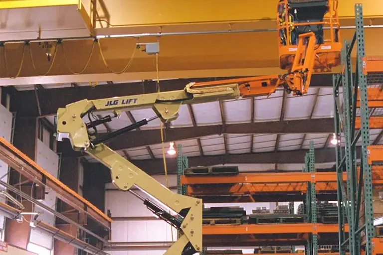 JLG E400AN NARROW: Plataforma Articulada