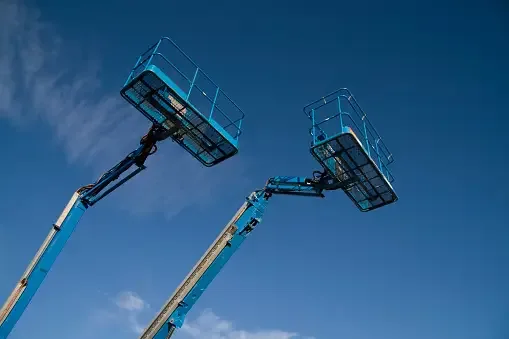 NR 18 e a Segurança em Plataformas Elevatórias em céu azul.