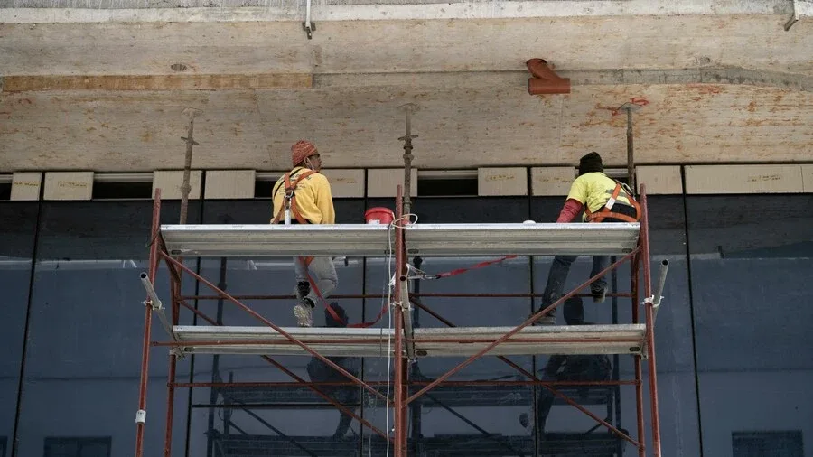 Trabalhadores em andaimes. plataformas elevatorias ou andaimes qual escolher?