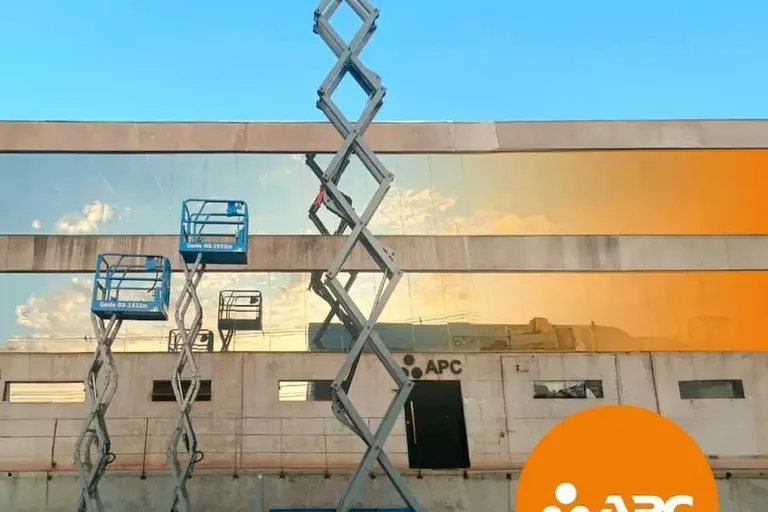 Plataformas Elevatórias Tesouras de 10 a 15 Metros