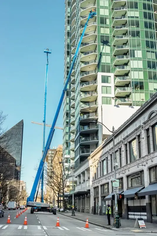 Genie SX 180 Plataforma Elevatória sendo utilizada em fachada de edifício muito alto