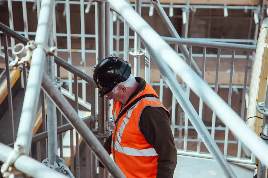 Talabarte e Trava-Quedas, você sabe a diferença? Imagem de trabalhador da construção civil.