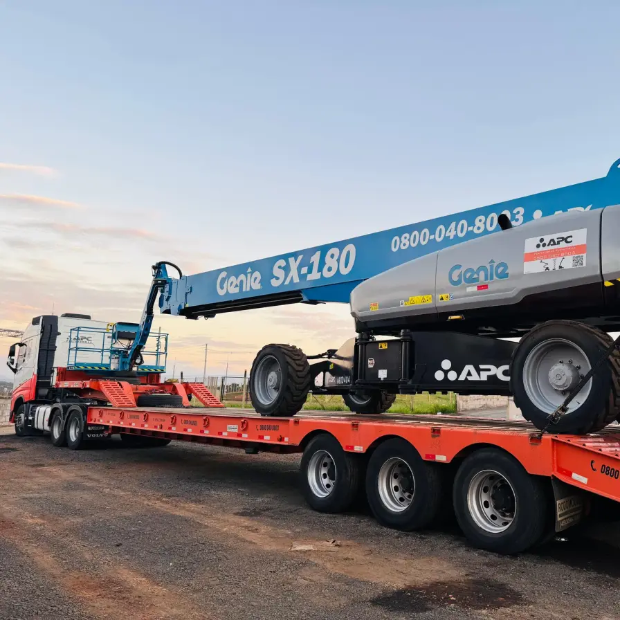 Plataforma Genie SX-180 do Grupo APC carregada na carreta ao entardecer